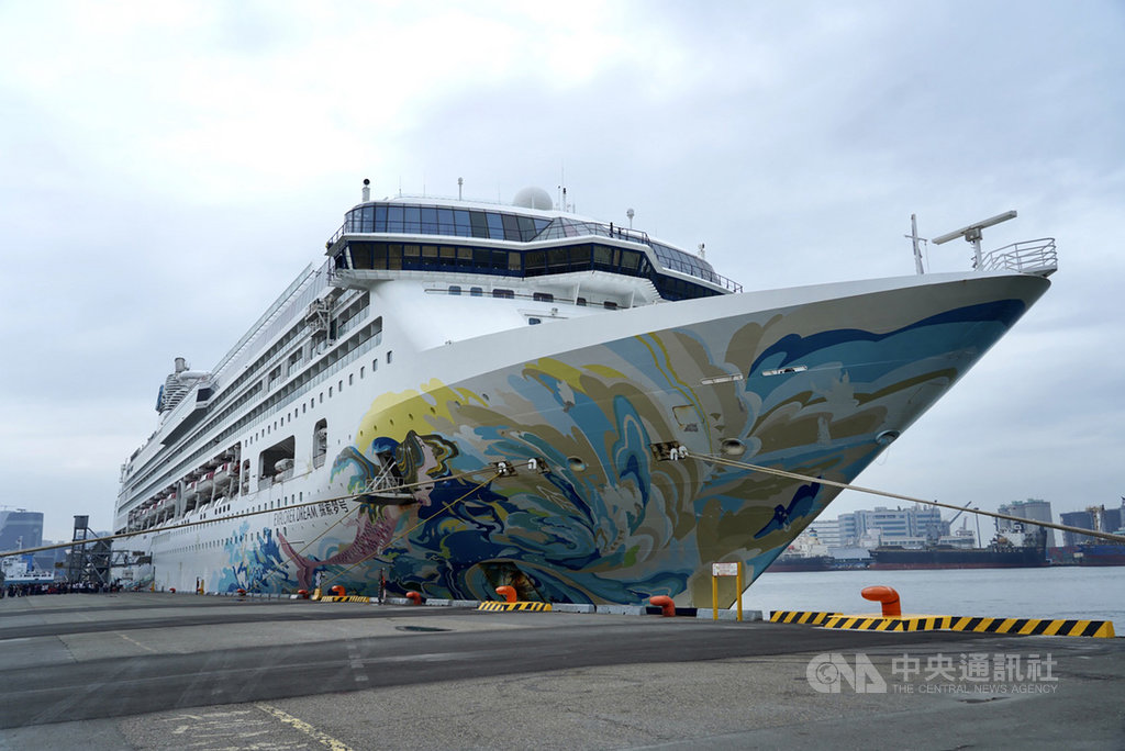 環島郵輪探索夢號22日啟航後,23日停泊高雄,搭載旅客大約1200人;這也是疫情解封之後,首次有郵輪停泊高雄港。中央社記者董俊志攝 109年10月23日
