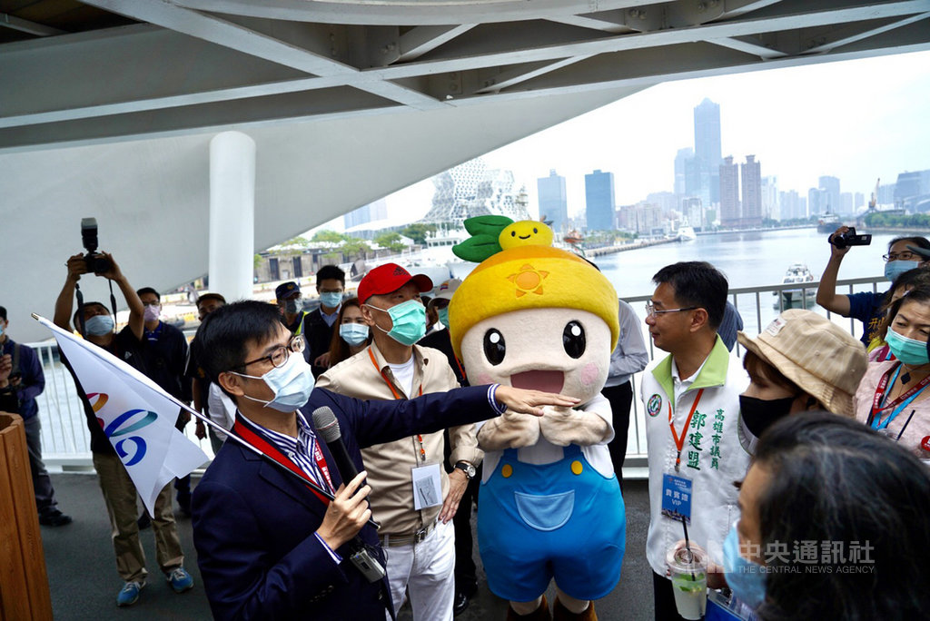 環島郵輪探索夢號22日啟航,23日停泊高雄,高雄市長陳其邁(前左)特別化身觀光大使,帶領80名旅客遊高雄。中央社記者董俊志攝 109年10月23日