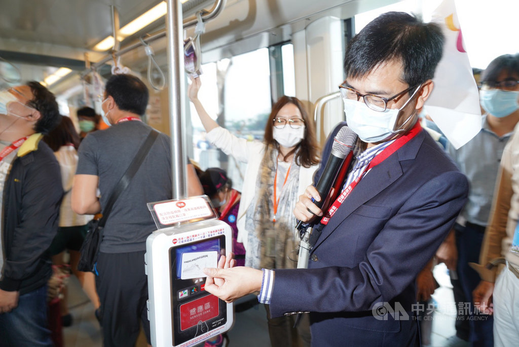 環島郵輪探索夢號22日啟航,首站來到高雄市,高雄市長陳其邁(前右)23日化身觀光大使,帶領80名旅客遊高雄,搭乘高雄輕軌遊知名景點。中央社記者董俊志攝 109年10月23日
