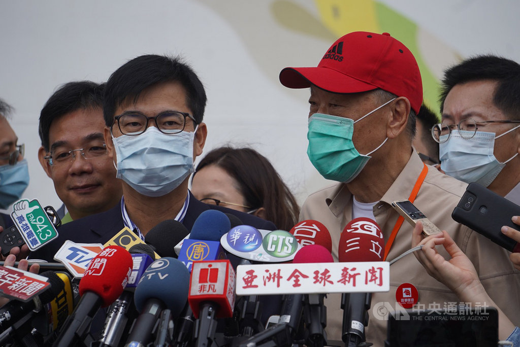 環島郵輪探索夢號22日啟航,首站到高雄市,高雄市長陳其邁(前左)23日化身觀光大使,帶領其中80名旅客遊高雄,搭乘輕軌遊知名景點。針對肉燥飯節正式開放報名,陳其邁接受媒體聯訪指出,「不怕貨比貨」。中央社記者董俊志攝 109年10月23日