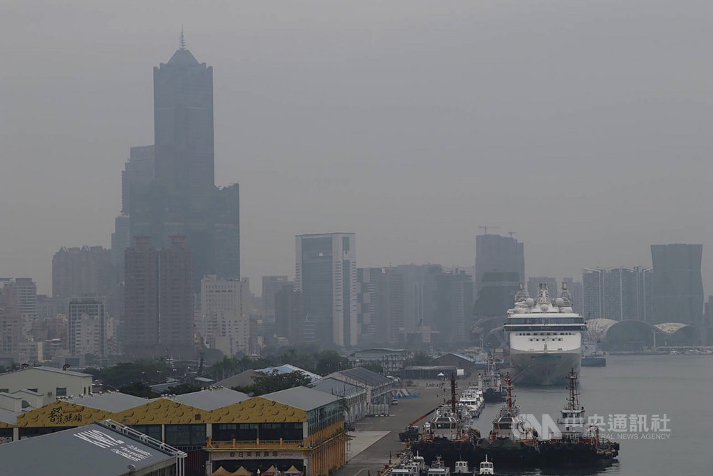 入秋首波霾害報到,台灣各地區陸續受霾害影響,午後高雄沿海地區放眼望去能見度並不算太好,高雄85大樓幾乎埋沒在成片灰濛中。中央社記者董俊志攝 109年10月23日