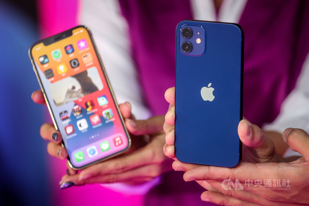 蘋果iPhone 12系列手機23日開賣,iPhone 12與iPhone11相同,螢幕尺寸都是6.1吋,但更輕、更薄,有黑色、白色、綠色、紅色及藍色5種顏色。中央社記者裴禛攝 109年10月23日