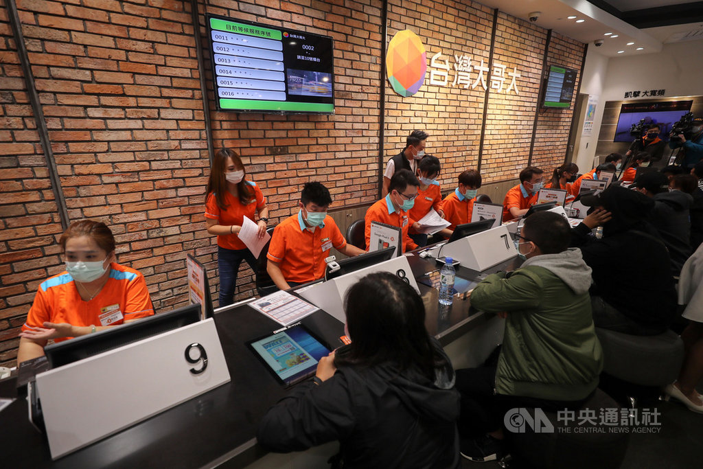 蘋果iPhone 12、12 Pro系列23日在台灣正式開賣,台灣大哥大信義威秀門市上午開賣便湧入搶購人潮。中央社記者裴禛攝 109年10月23日