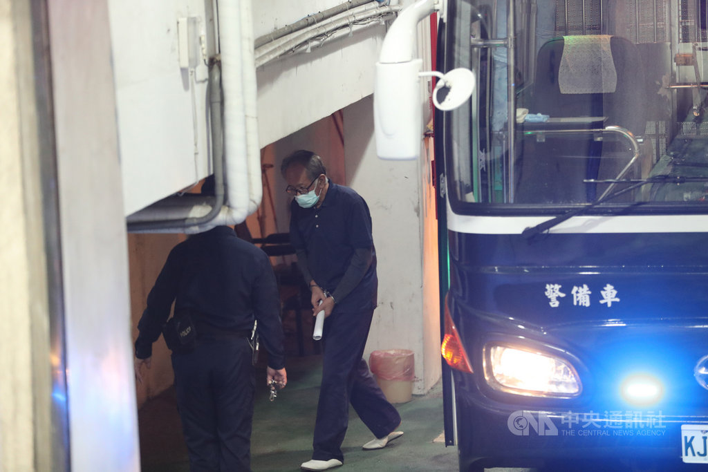 台北地方法院23日審理立委涉收賄案,提訊在押的國民黨立委陳超明出庭釐清案情。中央社記者張皓安攝 109年10月23日