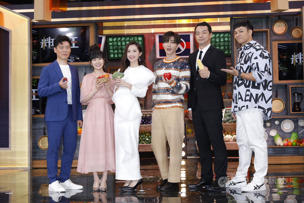 由藝人Lulu(左3)主持的台灣首檔廚藝競賽真人秀「料理之王」23日晚間開播,邀請亞洲廚神王凱傑(左起)、藝人福原愛、炎亞綸、全聯先生邱彥翔、廚佛瑞德擔任評審。(量子娛樂製作提供)中央社記者葉冠吟傳真 109年10月23日