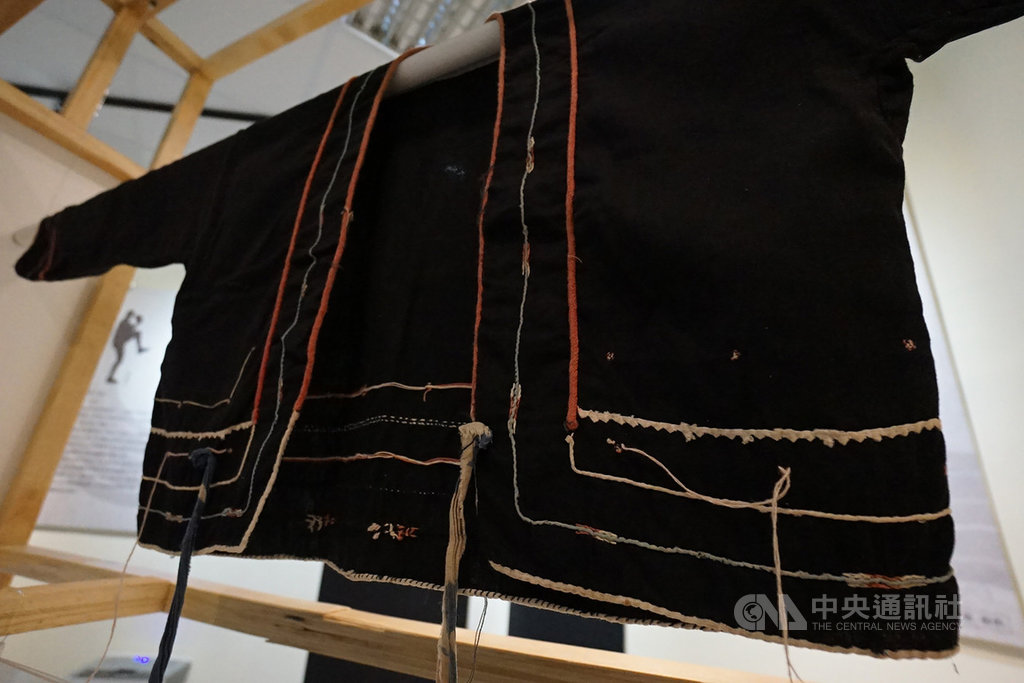 花蓮縣瑞穗鄉奇美原住民文化館登場,展出「Siket回路–馬立雲部落主題展」,其中展出撒奇萊雅族2件百年歷史服飾,是目前部落僅存的黑色服飾,策展人拉蓊.進成說,百年服飾分別是日治時期前、後製成,由當時部落製作服飾的族人傳下,供後代族人參考。中央社記者張祈花蓮攝 109年10月23日