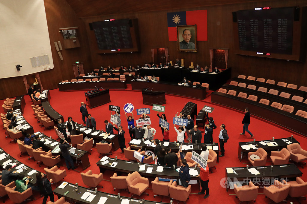 立法院會23日舉行,國民黨團提案要求增列4項討論事項與進口含萊克多巴胺美豬有關的公決案。中央社記者吳家昇攝 109年10月23日