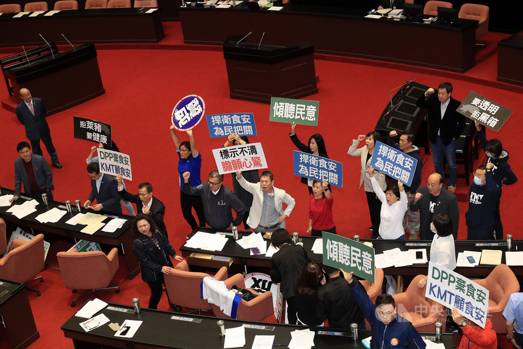 立法院會23日舉行,國民黨重提出4案,包含重提總統來立院國情咨文報告、對開放美豬一事道歉2舊案列討論事項,並加提高中以下學校不得販售萊豬牛製品,以及重做風險評估報告2案。中央社記者吳家昇攝 109年10月23日