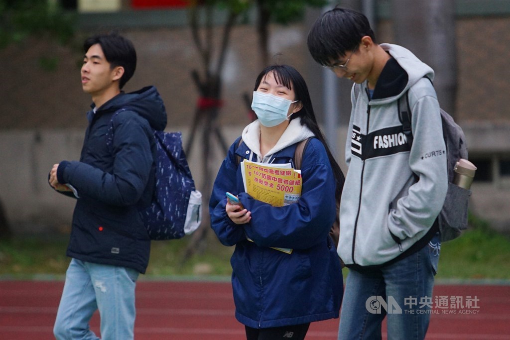 110學年度大學繁星推薦、個人申請參採學科能力測驗情形,2管道都以參採3科的校系最多,都約占4成。圖為108年學測結束,考生步出考場。(中央社檔案照片)