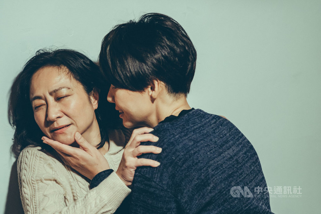 台灣演員丁寧(右)、楊麗音(左)主演台灣原創與LGBTQ+作品「幸福選擇題五部曲」短片「孤鳥還鄉」。(GagaOOLala提供)中央社記者葉冠吟傳真 109年10月23日