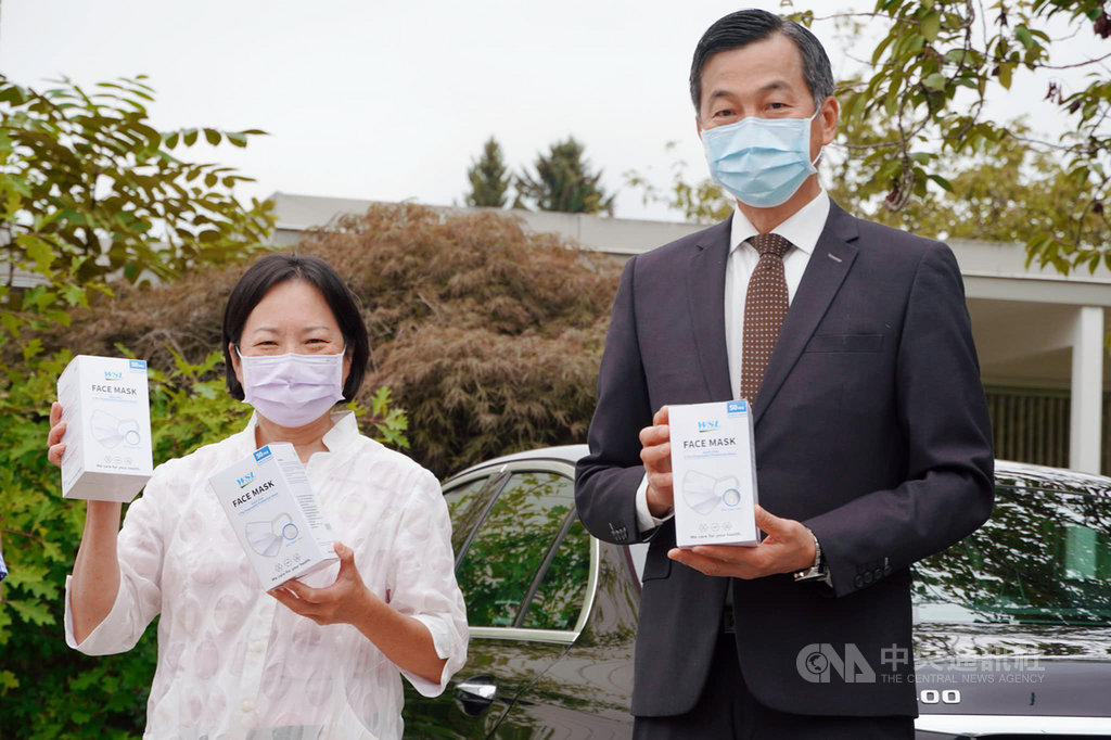國華台灣食品公司董事長周怡華(左)9月透過駐溫哥華經文處長陳剛毅,先後捐出8萬片口罩給溫哥華當地學校師生。(駐溫哥華辦事處處提供)中央社記者胡玉立多倫多傳真 109年10月23日