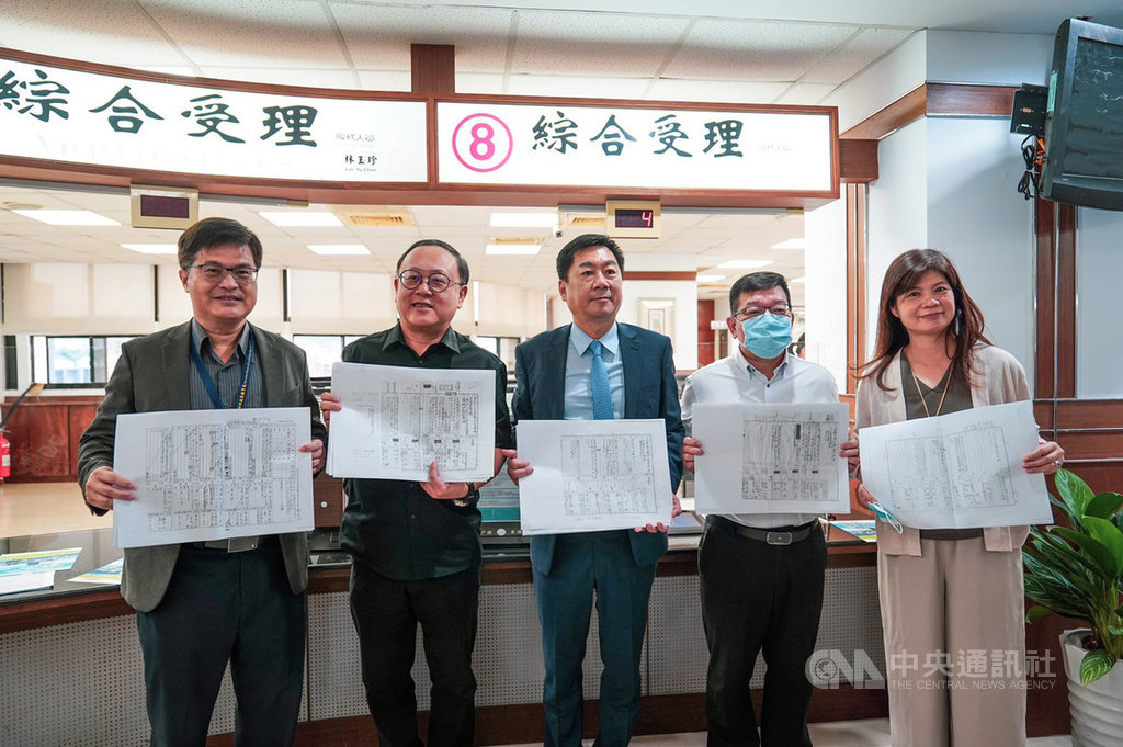 適逢高雄更名百年,高雄市文化局邀民眾參與「百年追尋」活動,從戶籍謄本了解家族移民史。高雄市教育局長謝文斌(左起)、副市長史哲、內政部次長陳宗彥、民政局長閻青智、文化局長王文翠23日率先申請百年戶籍謄本,邀請大眾透過查索戶籍資料,溯源尋史。(高市文化局提供)中央社記者侯文婷傳真 109年10月23日