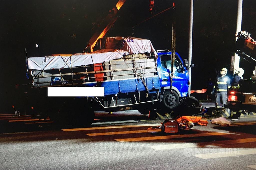 台9線174.5公里處花蓮新城順安段北上車道,23日晚間發生一起嚴重車禍,一名李姓機車女騎士不明原因與小貨車發生碰撞,小貨車連人帶車衝上中央分隔島;李女救出後緊急送醫,但仍宣告不治。(新城警分局提供)中央社記者張祈傳真 109年10月23日