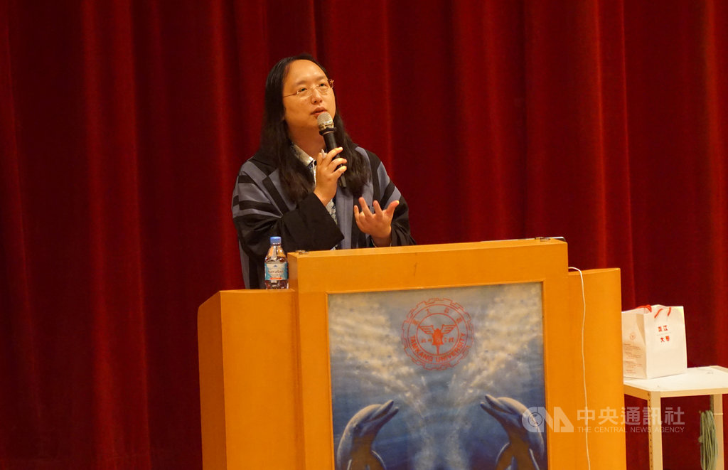 行政院政務委員唐鳳19日到淡江大學蘭陽校園演講時表示,iPhone出(觸控)筆前,她大概不會買,但也許有人不像她那麼容易對觸控螢幕上癮,「要不要買就完全是你自己的決定」。(淡江大學提供)中央社記者王朝鈺傳真 109年10月23日