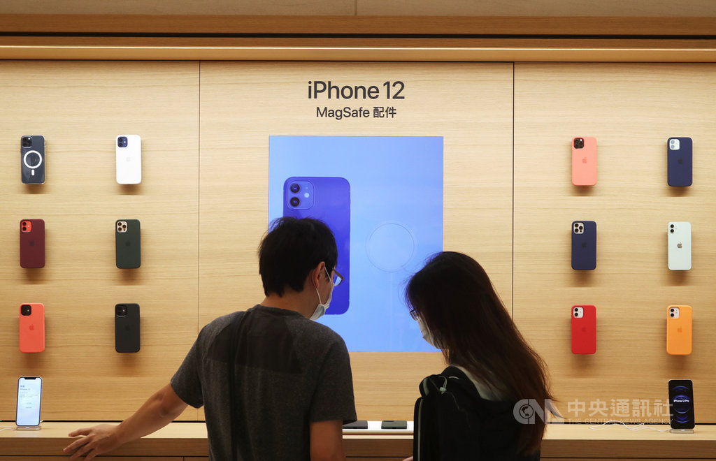 iPhone 12系列23日在台開賣,搶攻換機潮,蘋果直營店陳列新款MagSafe配件供顧客選購。中央社記者裴禛攝 109年10月23日