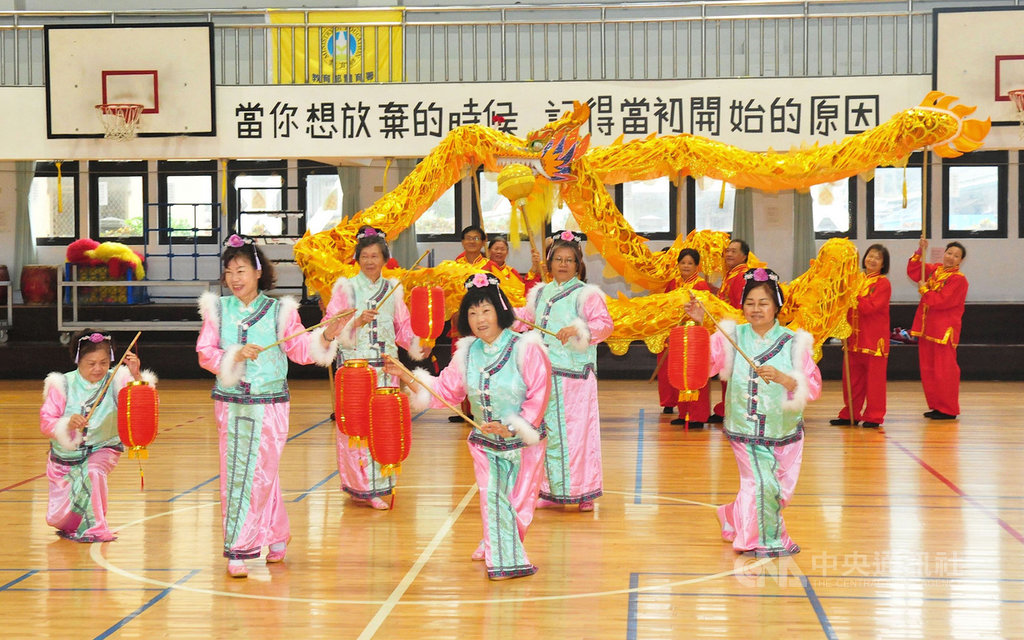 一群苗栗縣頭屋鄉樂齡學習中心的爺爺、奶奶們,將參與弘道老人福利基金會在台北小巨蛋舉辦的「仙角百老匯9」銀髮素人舞台秀,學員們半年來勤加練習,展現不老樂活精神。(苗栗縣政府提供)中央社記者管瑞平傳真 109年10月23日