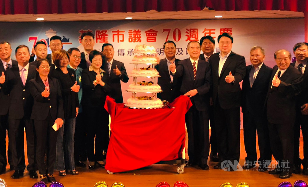 基隆市議會70週年,23日舉行慶祝活動,基隆市長林右昌(右4)應邀出席,與議長蔡旺璉(右6)等人一起切蛋糕祝福市議會生日快樂。中央社記者王朝鈺攝 109年10月23日