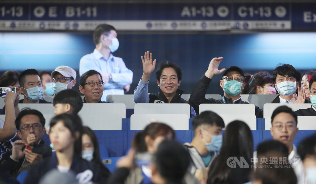 中華職棒23日晚間上演富邦悍將隊與統一獅隊的下半季冠軍爭奪戰,副總統賴清德(後中)到場加油,跟中職會長吳志揚(後右2)、秘書長馮勝賢(後右)、富邦集團二董蔡明興(後中左)等人一起坐在本壘後方。中央社記者張新偉攝 109年10月23日