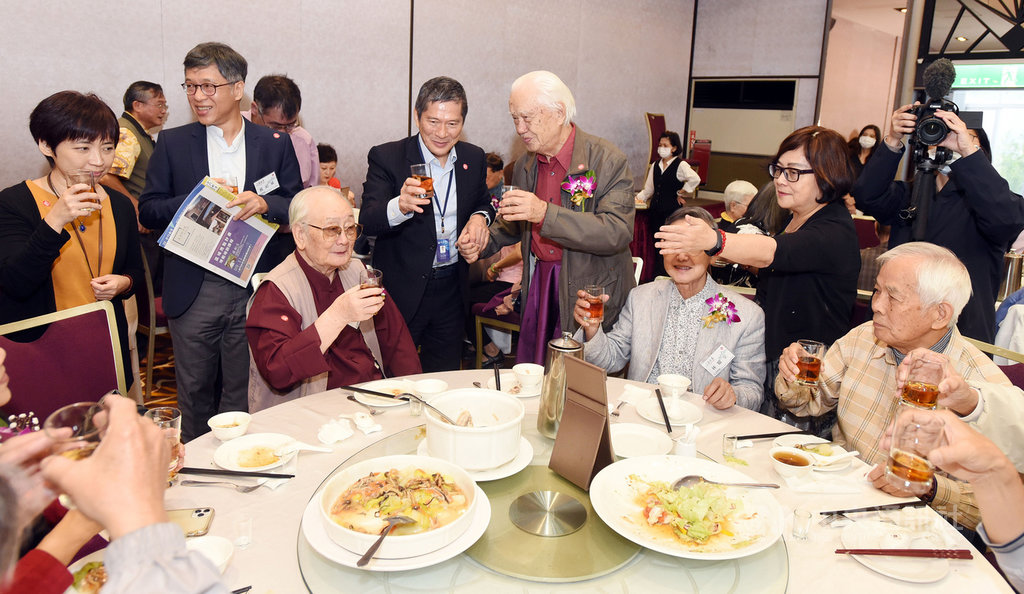 文化部長李永得(中左)23日出席2020文藝雅集,現場超過400名作家、文友參與,李永得表示,這項活動展現了文化傳承,也對文壇前輩致敬。(文訊雜誌社提供)中央社記者陳秉弘傳真 109年10月23日
