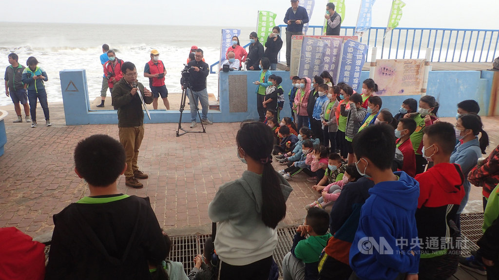 金門縣水產試驗所與金門縣野生動物救援暨保育協會23日在成功沙灘野放綠蠵龜,活動以海龜保育推廣揭開序幕,由協會獸醫王鈺明(致詞者)向小朋友說明保育知識。(金門縣水試所提供)中央社 109年10月23日