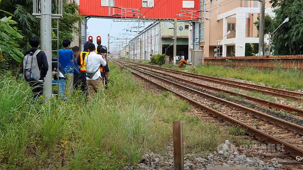 花蓮鐵道23日接連有2台經典蒸汽火車頭現身,吸引不少鐵道迷守候拍攝,但卻有人疑似穿著維修人員背心、安全帽等擅闖軌道區取景,民眾發現後通報警方。(民眾提供)中央社記者張祈傳真 109年10月23日