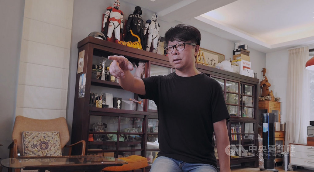 金馬美術指導王誌成接受公視藝文節目專訪,首度在電視螢光幕上公開台劇「天橋上的魔術師」的重要場景中華商場還原設計過程,與當初加入戲劇圈美術行列的心路歷程。(公視提供)中央社記者葉冠吟傳真 109年10月23日