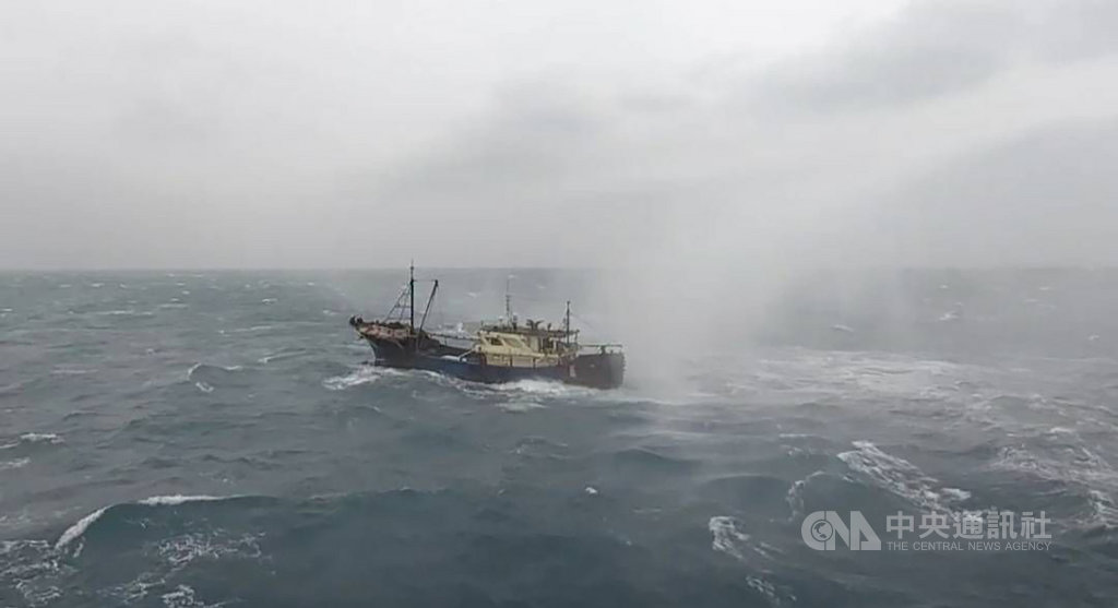 澎湖海域23日東北季風增強,陣風高達10級,海巡署近岸雷達發現大批中國漁船靠近望安西吉島海域避風,艦隊分署指派3000噸高雄艦前往,以發射水砲驅離陸船至澎湖限制水域外,並持續在附近海域監控巡邏。(澎湖海巡隊提供)中央社 109年10月23日