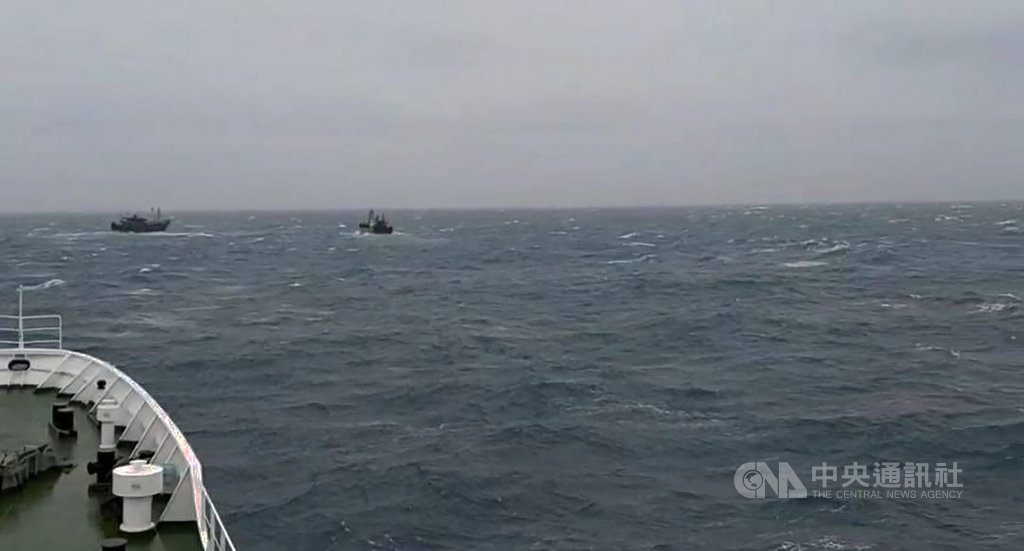 20餘艘中國籍漁船23日出現在澎湖西吉海域避風,海巡署艦隊分署出動3000噸級高雄艦前往,以發射水砲方式驅離陸船到澎湖限制水域外。(澎湖海巡隊提供)中央社 109年10月23日