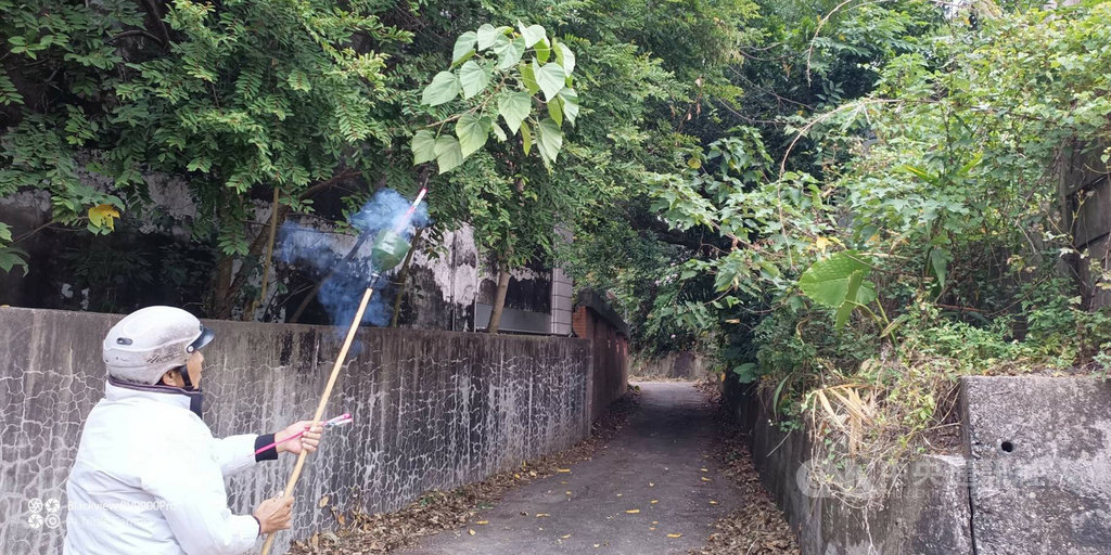 台灣獼猴近日大鬧雲林縣淵明國中,縣府23日調派驅猴人在學生上學及放學前放炮驅趕猴群,讓師生平安進出校門。(雲林縣政府提供)中央社記者蔡智明傳真 109年10月23日