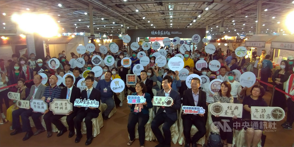 「2020經典臺菜美食展」由經濟部商業司主辦,23日起在大台中國際會展中心盛大展開,邀集全台經典台菜、茶酒、伴手禮等50家業者參展,歡迎民眾提前預訂尾牙、春酒、年夜飯及年節送禮等。中央社記者蘇木春攝 109年10月23日