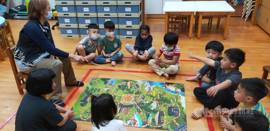 新北市今年有13所幼兒園參加「沉浸式族語教學暨族語扎根計畫」,營造族語聽與說的環境,參與計畫的彭福國小附設幼兒園主任賴鳳英表示,族語老師會設計各創意課程單元,介紹原住民族傳統文化,帶領孩子透過地圖認識台灣原住民族的分布。(新北市教育局提供)中央社記者黃旭昇新北市傳真 109年10月23日