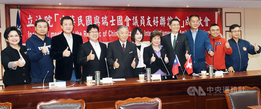 國民黨立委張育美(右5)、溫玉霞(左)等,及外交部次長田中光(左5),23日在立法院出席中華民國與瑞士國會議員友好聯誼會成立大會,一同比讚合影。中央社記者施宗暉攝 109年10月23日