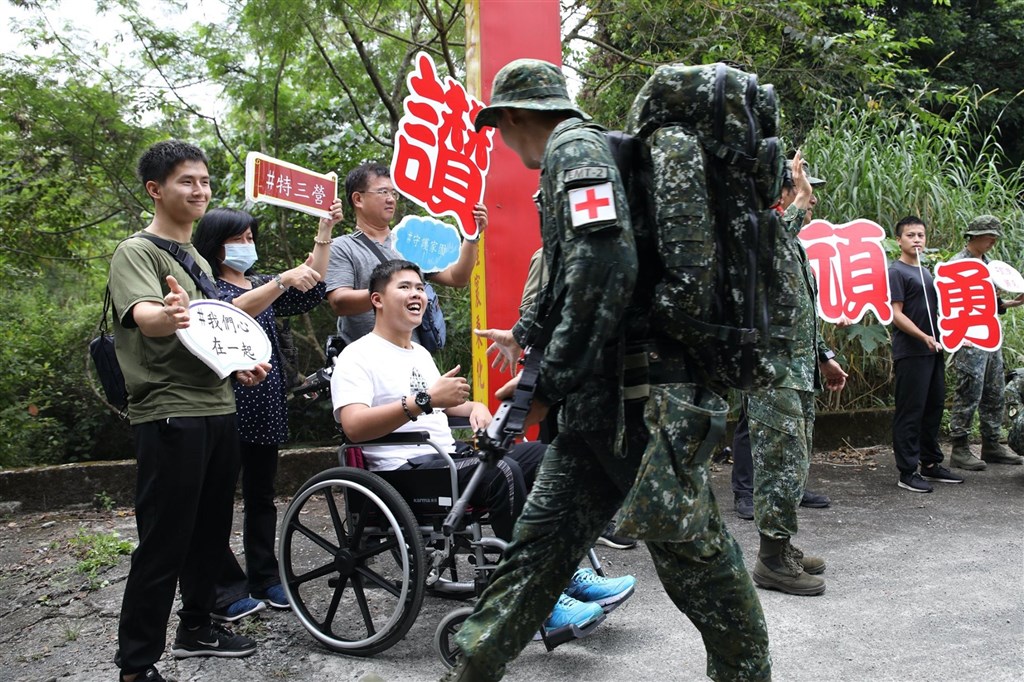 特指部特3營近期展開為期21天的戰術任務行軍訓練,秦良丰23日坐著輪椅,特地到特指部特三營「戰術任務行軍」的路線上,給予昔日同袍最溫暖的支持。(圖取自facebook.com/ROC.armyhq)