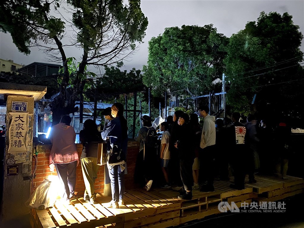是舞台,也是觀眾席,由彰化聲舞團攜手白色方塊工作室打造的環境劇場「夭壽浪漫」,將百年南郭官舍群變成演出場域,人們在最習以為常的街道中,感受不太日常的藝術氛圍。中央社記者黃鈺嵐攝 109年10月23日