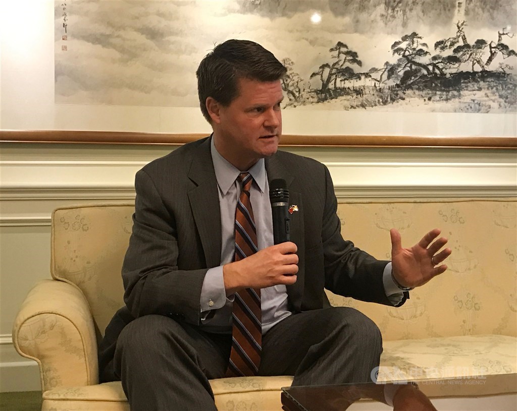 前美國國防部印太事務首席副助理部長薛瑞福23日表示,美國及世界各國應考慮與台灣簽訂貿易協定,讓台灣擺脫對中國的經濟依賴,減少中國脅迫台灣的籌碼。圖為薛瑞福2017年訪台。(中央社檔案照片)