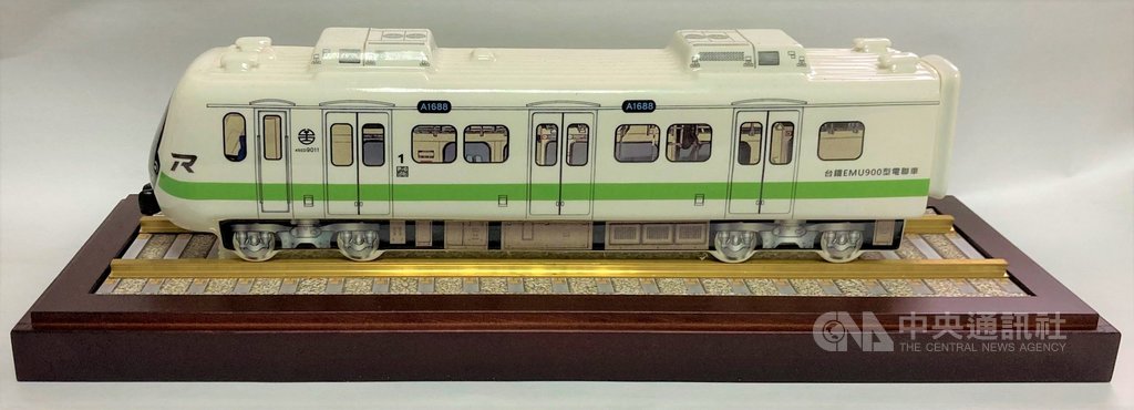 台鐵EMU900型通勤電聯車預定24日上午抵達花蓮港,EMU900型電聯車造型紀念酒也將於24日開賣。(飲酒過量有礙健康,未成年請勿飲酒,酒後請勿開車)(台鐵提供)中央社記者汪淑芬傳真 109年10月23日
