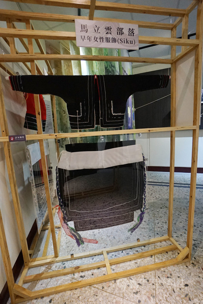 「Siket回路-馬立雲部落主題展」23日起在花蓮縣瑞穗鄉奇美原住民文物館登場,展出撒奇萊雅族服飾的演進。圖為歷史超過百年的傳統服飾。中央社記者張祈攝 109年10月23日
