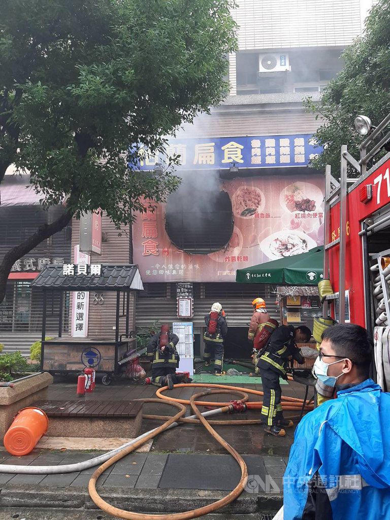 新北市三峽區國學街一間小吃店23日上午不明原因起火燃燒,現場濃煙密布,警消獲報立即前往灌救,幸無人員傷亡。(民眾提供)中央社記者沈佩瑤傳真 109年10月23日
