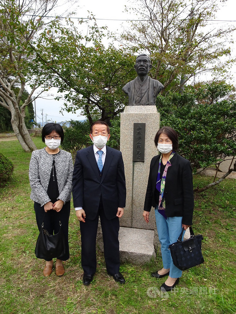 台灣近代重要雕塑家黃土水的作品山本悌二郎胸像及銅像現存於日本佐渡市,圖為佐渡市真野公園。旅居佐渡市的台僑若林素子(右1)協助山本悌二郎胸像運回台,進行修復、翻製。(駐日代表處台灣文化中心提供)中央社記者楊明珠東京傳真 109年10月23日