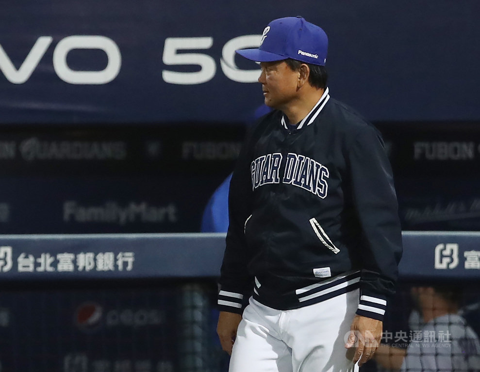 中華職棒富邦悍將隊23日在新莊主場以0比2不敵統一獅隊,成為本季第一支無緣季後賽的球隊。總教練洪一中賽後表示,沒能把握到蠻多機會比較可惜,但「沒關係,明年再來。」中央社記者張新偉攝 109年10月23日