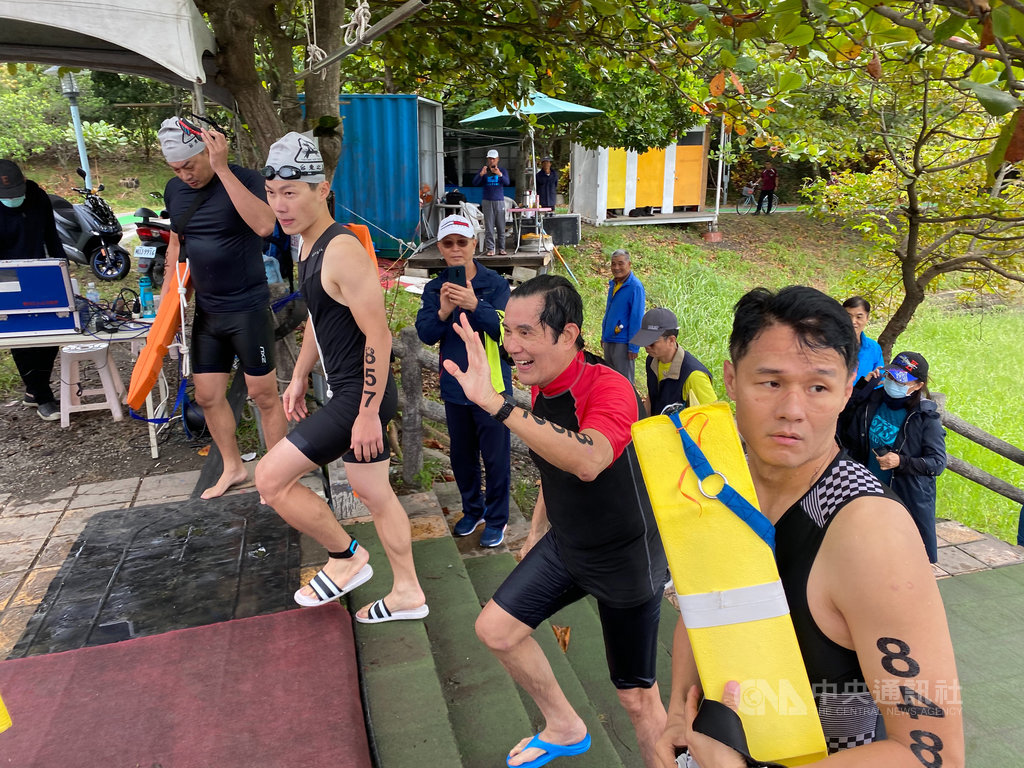 2020台東之美鐵人三項國際賽24日在台東森林公園活水湖開賽,前總統馬英九(前右2)今年參加半程賽,上午游泳結束後向民眾揮手致意。(民眾提供)中央社記者盧太城台東傳真 109年10月24日