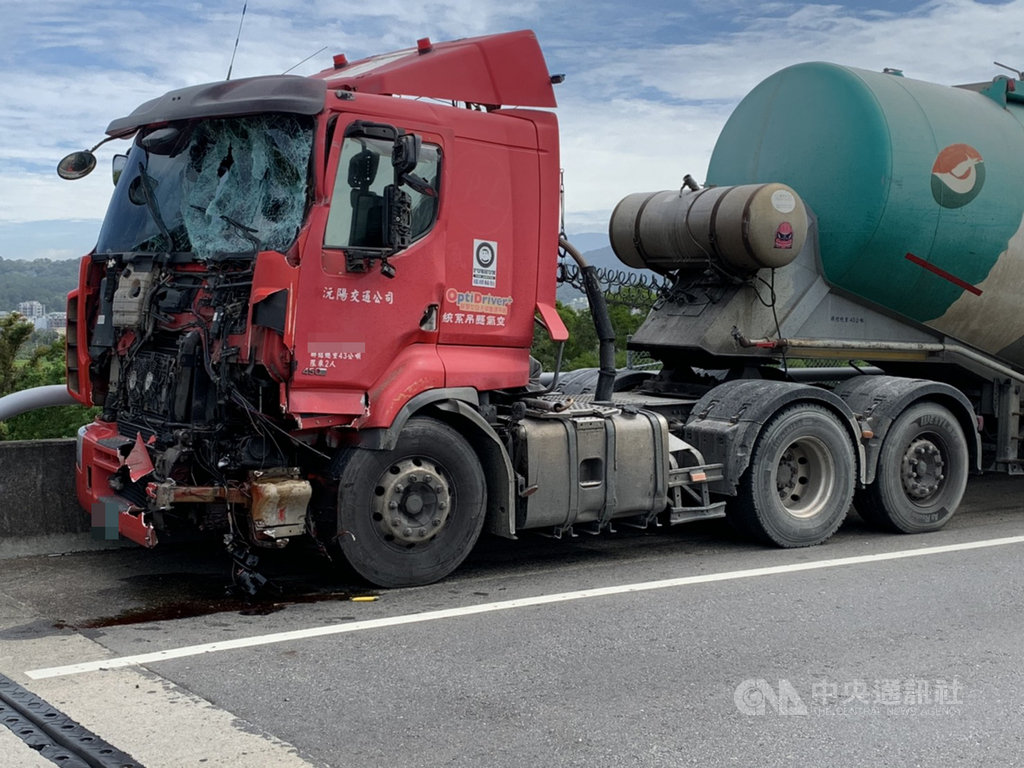 新竹縣台68快速道路15.4公里處24日上午發生油罐車碰撞消防車輛事故,造成油罐車頭毀損、擋風玻璃碎裂。(新竹縣政府消防局提供)中央社記者魯鋼駿傳真 109年10月24日