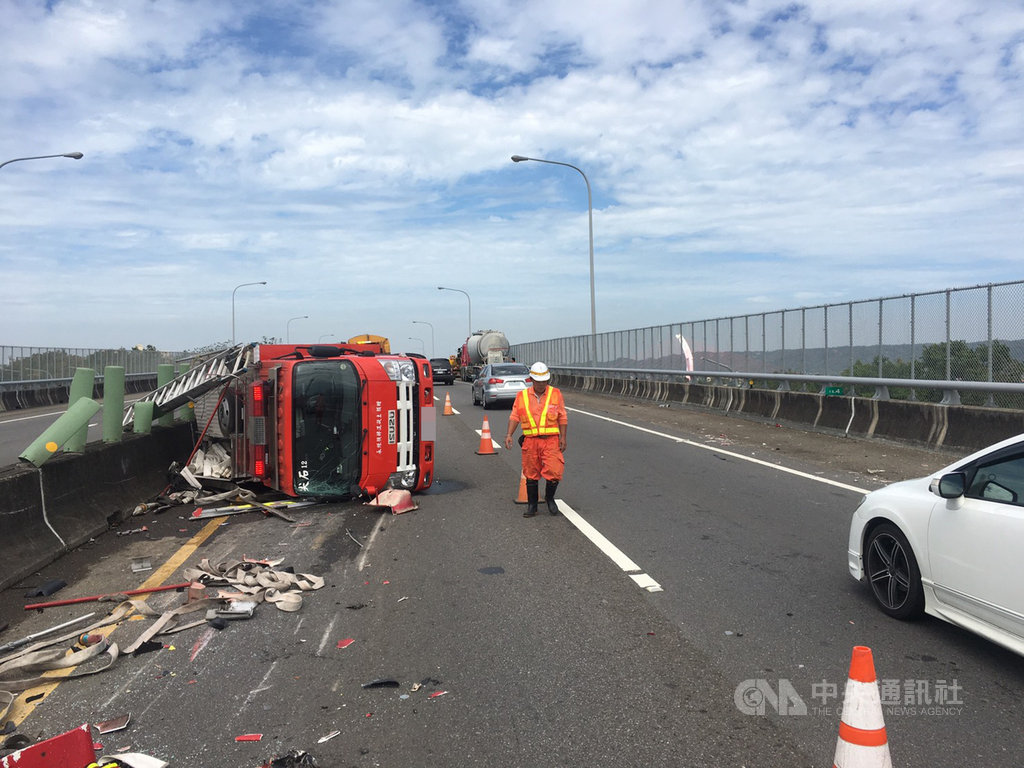新竹縣台68快速道路15.4公里處24日上午發生油罐車碰撞消防車輛事故,造成消防車輛翻覆,油罐車駕駛與一名消防人員輕傷送醫。(新竹縣政府消防局提供)中央社記者魯鋼駿傳真 109年10月24日