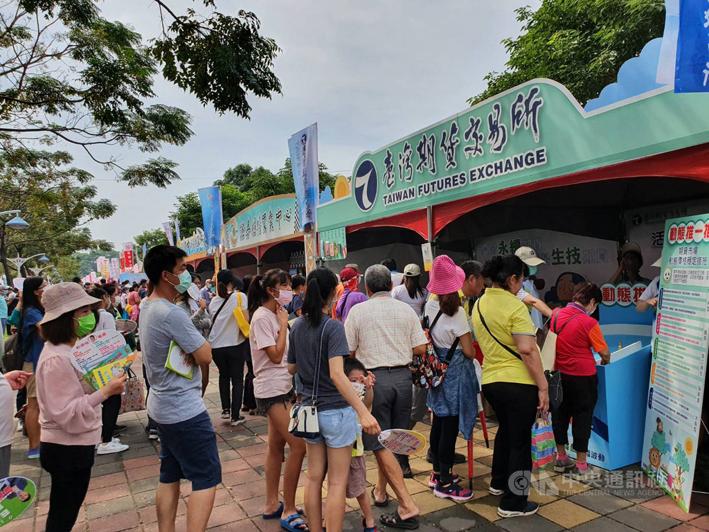 金融服務愛心公益嘉年華屏東場24日在屏東市千禧公園登場,各金融單位的金融知識教育宣導獎品豐富,吸引民眾瘋搶。中央社記者郭芷瑄攝 109年10月24日