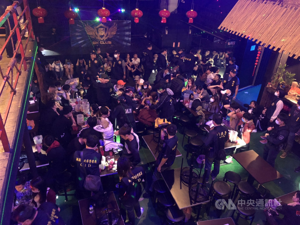 桃園檢警24日凌晨至一間外籍移工舞廳查緝,帶回3名涉嫌販毒的越南籍男子及122名舞客。(桃檢提供)中央社記者葉臻傳真 109年10月24日