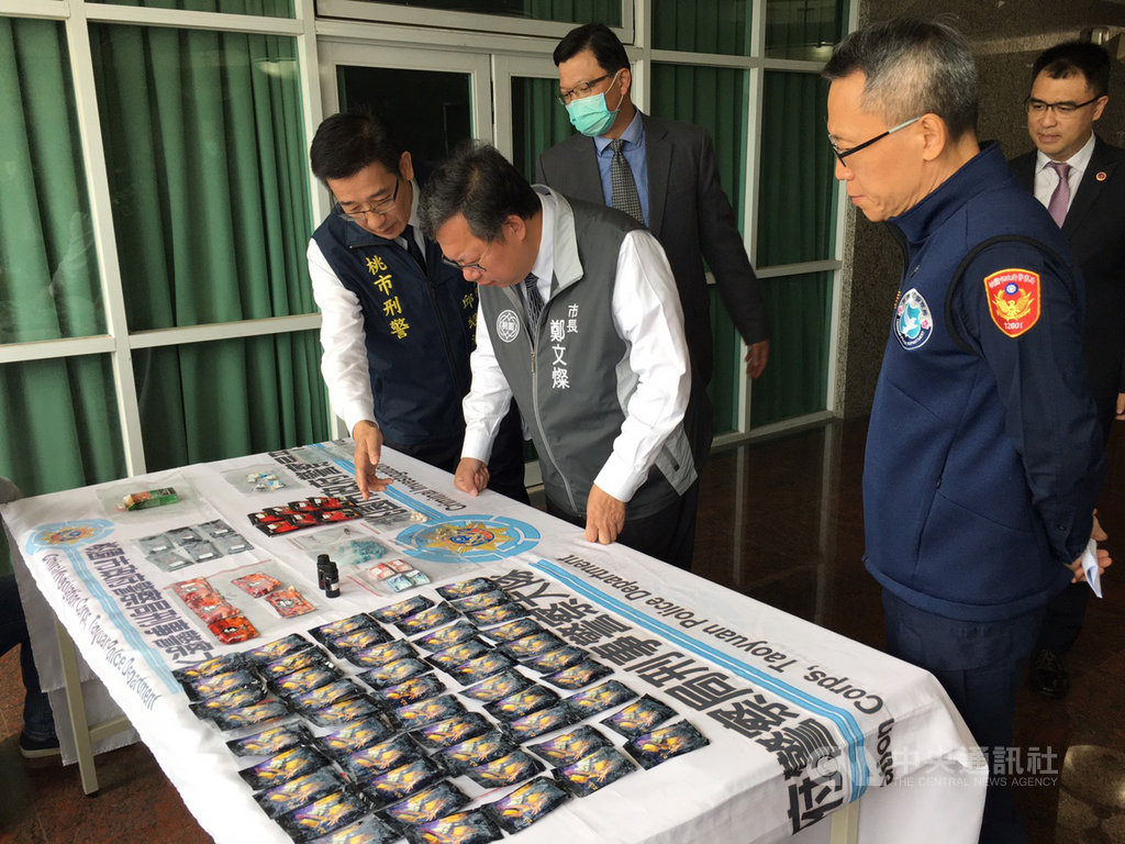 桃園檢警24日破獲外籍移工舞廳染毒案,市長鄭文燦(前左2)中午特別到警察局關心案情,並表示將對該舞廳業者祭出斷水、斷電等措施,用強制處分讓舞廳拉下大門。(警方提供)中央社記者葉臻傳真 109年10月24日