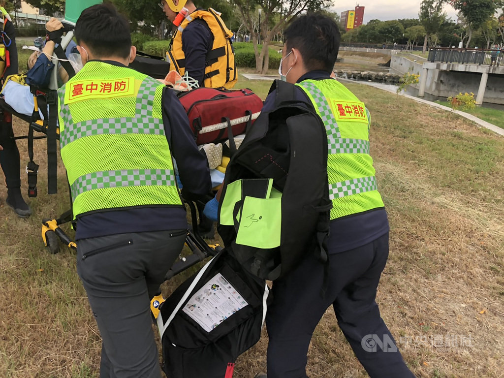 台中市豐原區葫蘆墩公園22日下午發生一起婦人溺水案,消防局24日表示,婦人當下一度無生命跡象,送醫搶救,目前仍呈昏迷狀態,在加護病房觀察中。(台中市消防局提供)中央社記者郝雪卿傳真 109年10月24日