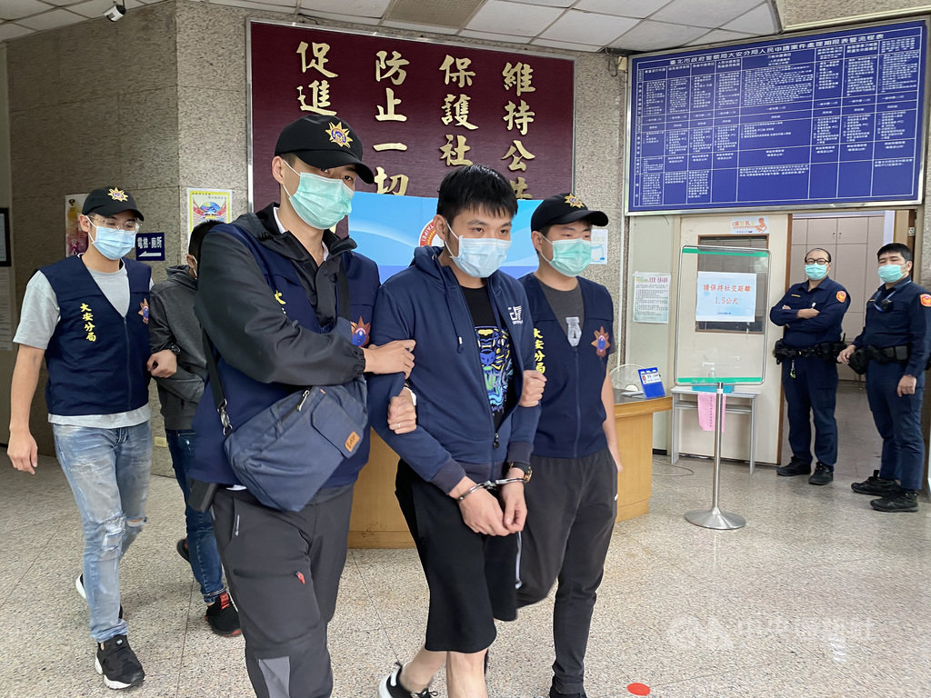 台北捷運大安站6號出口附近23日晚間驚傳槍響,29歲曾姓男子(前左2)因行車爭道糾紛,竟朝路旁開槍後逃逸,警方24日循線把人追緝到案,依法送辦。中央社記者黃麗芸攝 109年10月24日
