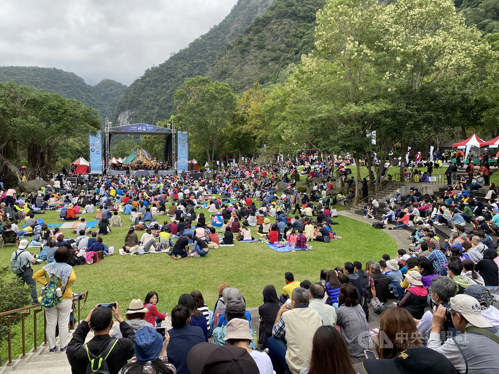 東台灣年度音樂盛事「2020太魯閣峽谷音樂節」24日在太魯閣台地登場,吸引不少民眾前往聆賞,在大自然環抱下享受美妙樂音。中央社記者張祈攝 109年10月24日