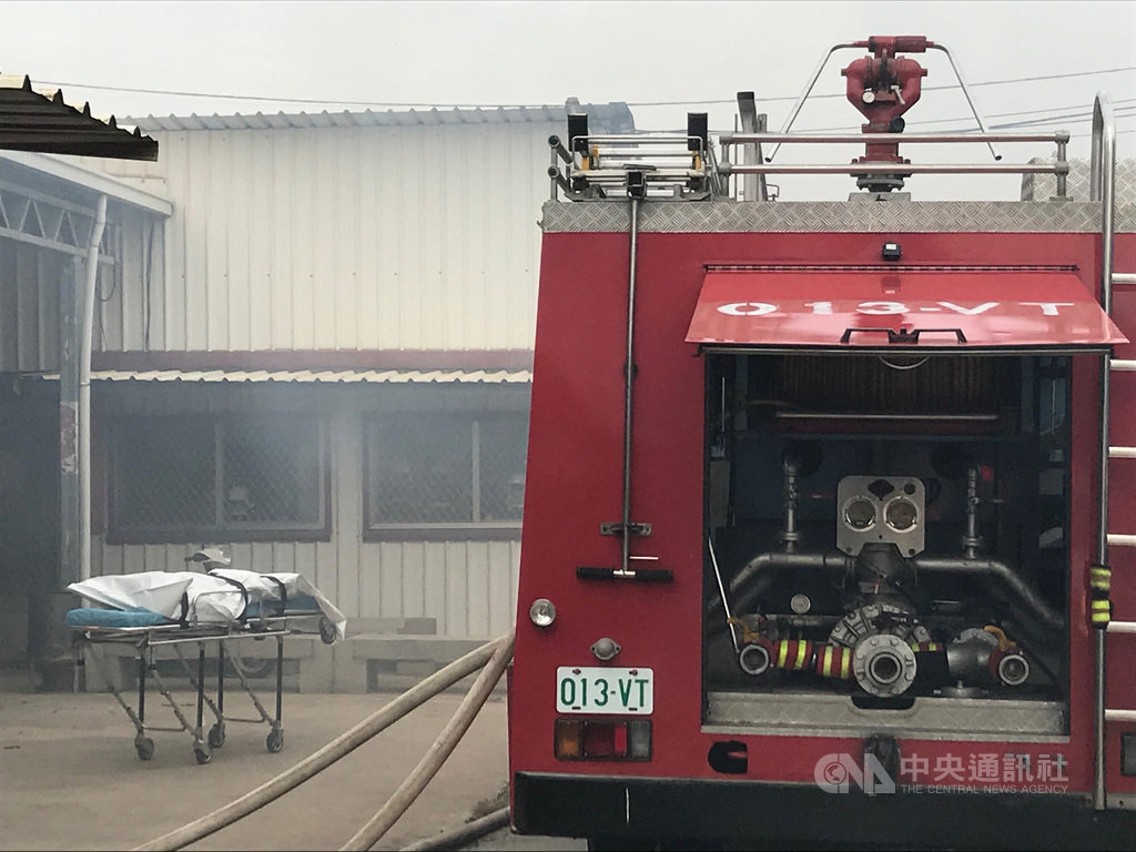 金門縣金湖鎮一家板模工廠24日下午傳火警,現場一名工人逃生不及,發現時已成焦屍,起火原因仍待調查。(民眾提供)中央社記者黃慧敏傳真 109年10月24日